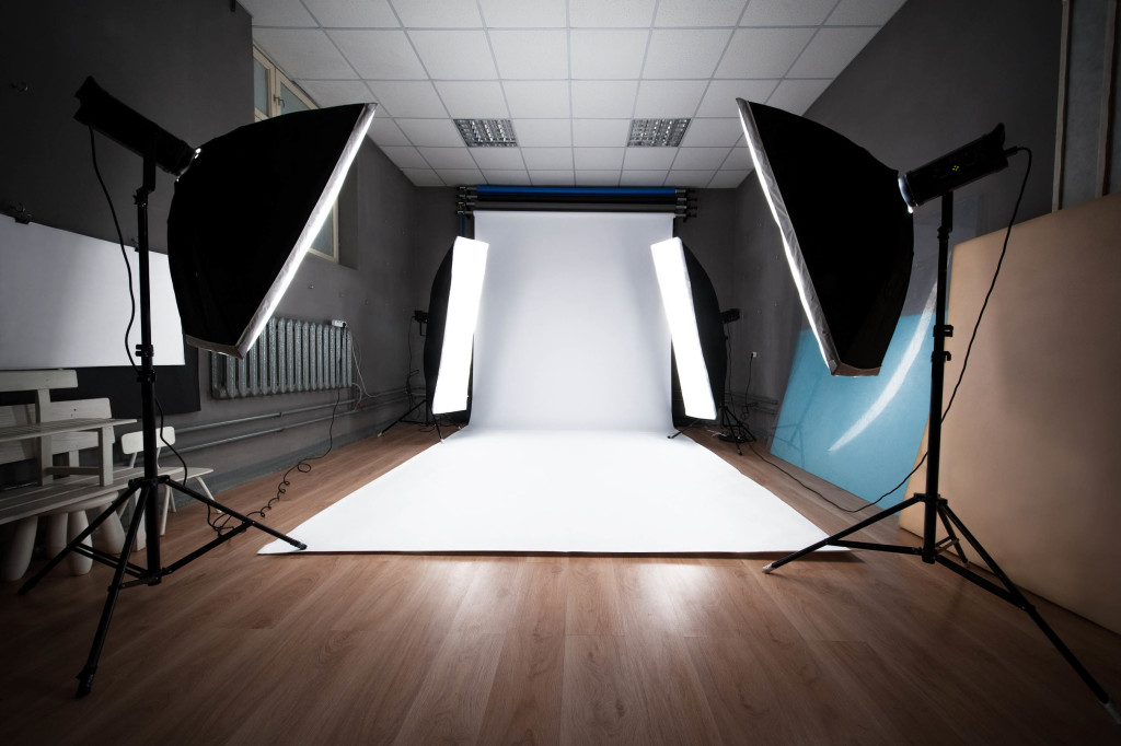 Illustration of a camera setup in a photo studio.